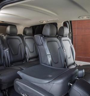 小型货车后座内部视图