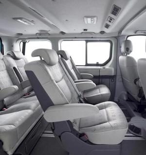 černobílá fotografie interiéru dodávky