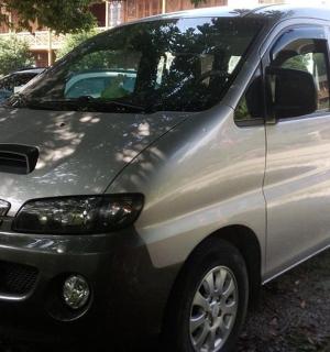 一辆银色货车停在停车场