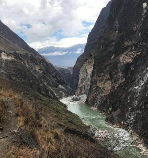 山峡谷河流景观