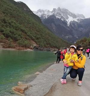 一名妇女和一名儿童坐在河边