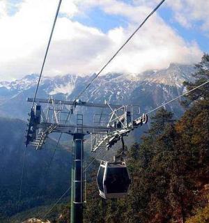 乘坐缆车在山间穿梭