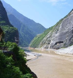 峡谷中的河流景观