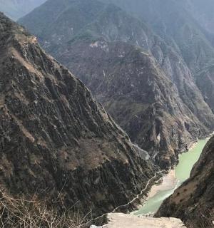 峡谷中河流的山景