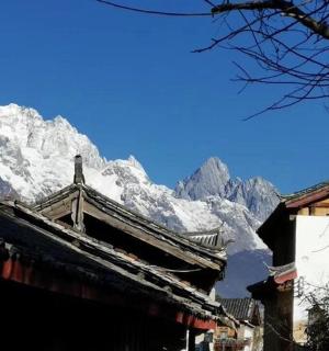 建筑物前的一座白雪皑皑的山峰