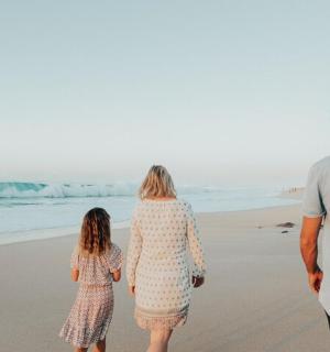 rodina procházející se po pláži