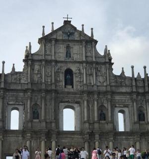 stará budova s lidmi stojícími před ní