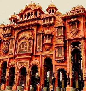 velká oranžová budova s mnoha okny