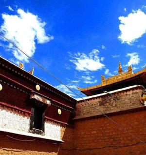 pohled na vrchol budovy