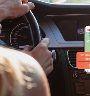 osoba řídící auto s mobilním telefonem v autě