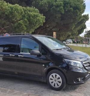 一辆黑色货车停在停车场