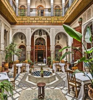 一间有喷泉和桌椅的大房间