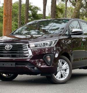 一辆停在树木旁道路上的汽车