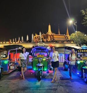 一群人站在城市前的摩托车旁