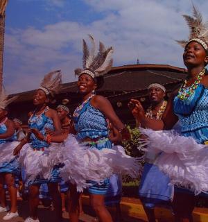 一群穿着盛装的妇女在游行