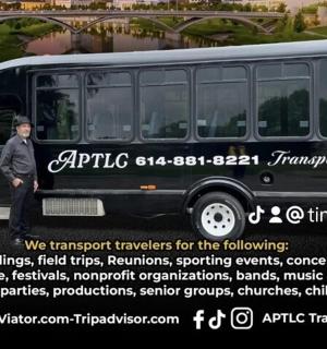 muž stojící před autobusem