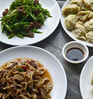 桌子上摆满了食物盘和食物组