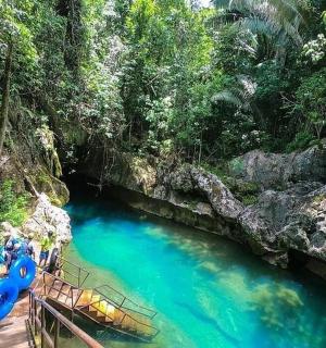 un grup de persones en una bassa en un riu