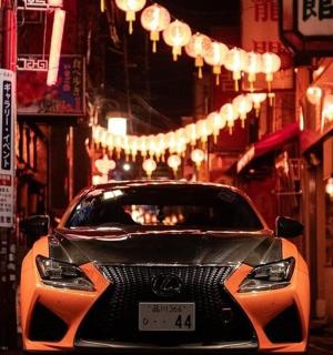 停在城市街道上的一辆汽车