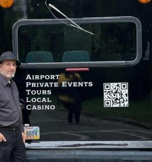 muž stojící před zadní částí nákladního auta