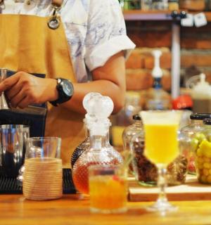 člověk si v baru dělá drink