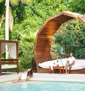 un home i una dona en un mirador d'una piscina