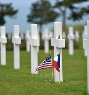 墓地草地上的一面小美国国旗