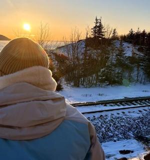 一个人在火车轨道上看日落