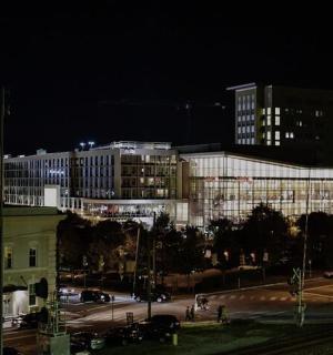 ein Blick auf eine Stadt bei Nacht mit Gebäuden