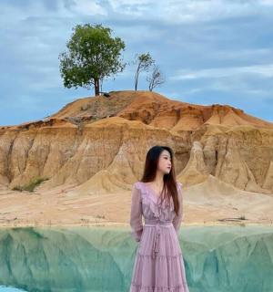 žena v růžových šatech stojící před horou