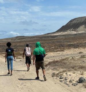 一群人沿着土路行走