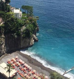 una vista aerea di una spiaggia con ombrelloni e l'oceano
