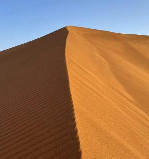 沙漠中的沙丘和蓝天