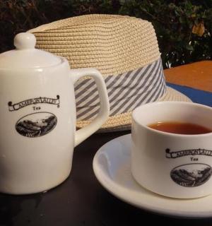 teekannu ja kuppi teetä pöydällä