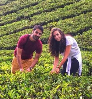 رجل وامرأة يقفان في مزرعة شاي