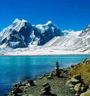 雪山与水的景色