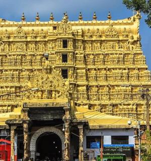 一座带有高塔的金色大楼