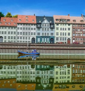 水中建筑物和船只的倒影