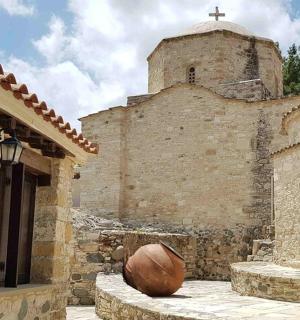 一座古老的石头建筑，里面有一座带十字架的教堂