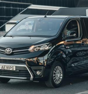 一辆黑色货车停在停车场