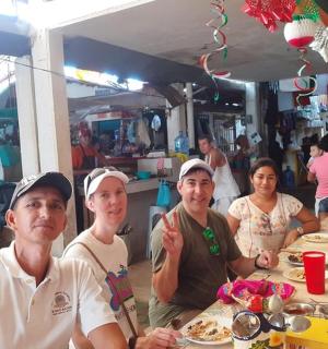 група људи који седе за столом у ресторану