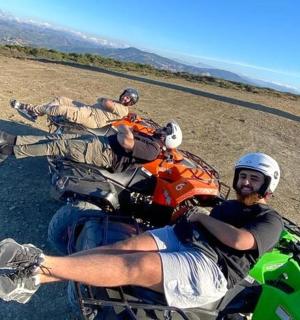 两名男子在路上骑摩托车