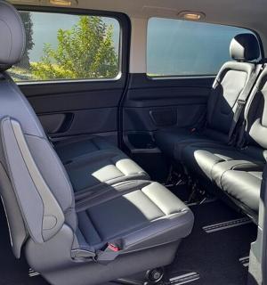 otevřené zadní sedadlo dodávky se zadními sedadly střechou