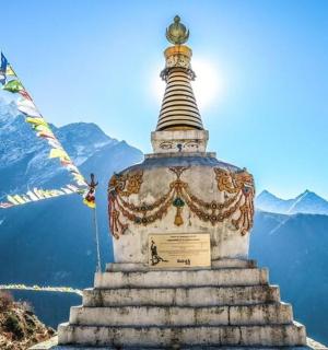 山上的宝塔，背景是群山