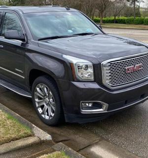 一辆黑色卡车停在停车场