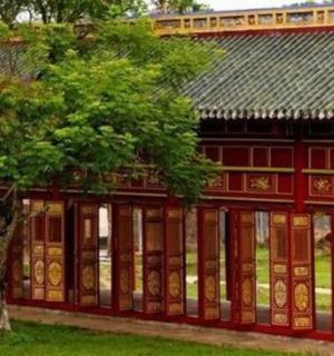 前面有一棵树的建筑物