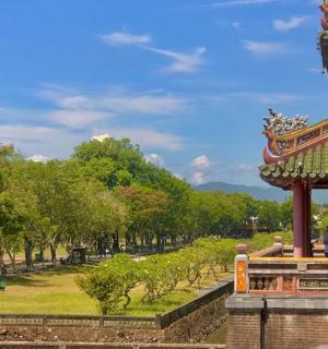 公园里站着一群人的宝塔