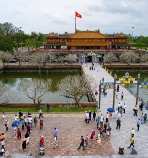 一群人在建筑物前行走