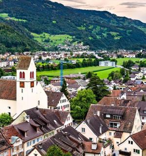 pohled na město s horami v pozadí