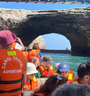 一群人在山洞前的船上